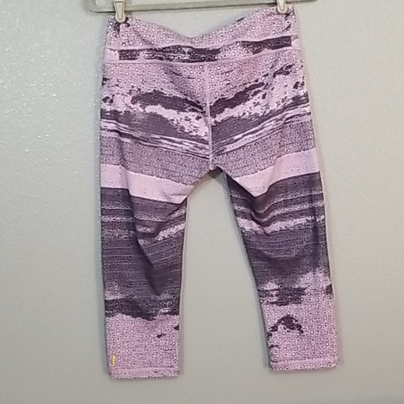 Lucy Women's Medium Capri Leggings - Picture 2 of 4